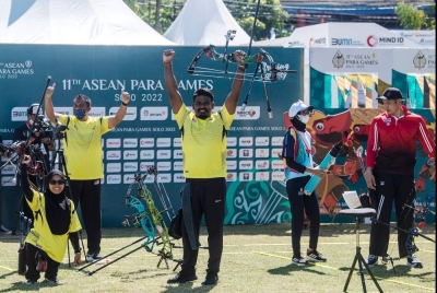 Deneshen dan Nur Jannaton meraikan kejayaan mereka memenangi acara Memanah Berpasukan Campuran Compound pada Temasya Sukan Para ASEAN 2022 Solo. - Foto Bernama
