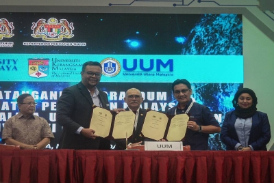 Ronald (tengah) menyaksikan pemeteraian MoU antara Jabatan Perikanan Malaysia diwakili Ketua Pengarah Perikanan, Mohd Sufian Sulaiman (dua dari kanan) dan UUM diwakili Naib Cancelor UUM, Prof Dr Haim Hilman Abdullah (dua dari kiri) sempena Pameran Pertanian, Hortikultur dan Agro Pelancongan (MAHA) 2022 di Maeps hari ini. - Foto Bernama