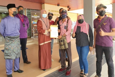 Wakil penduduk, Mazlan Abdul menyerahkan memorandum kepada Norliana.