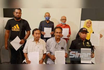 Murad (duduk, tengah) bersama wakil Warisan setiap bahagian mengisytiharkan keluar parti itu.