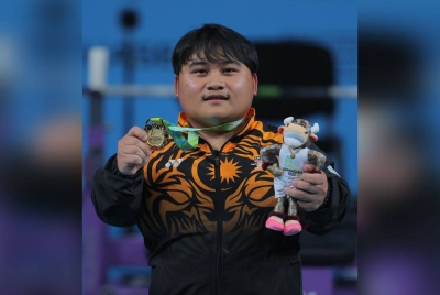 Atlet powerlifting negara Bonnie Bunyau Gustin berjaya melakukan angkatan seberat 220kg bagi kategori Lelaki Lightweight Akhir semasa Sukan Komanwel Birmingham 2022 di National Exhibition Centre pada Khamis. Bonnie berjaya memenangi pingat emas dengan angakatan 220kg. - Foto Bernama