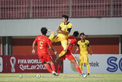 Aksi Dainei ketika diasak pemain Myanmar dalam aksi Kumpulan C Kejuaraan B-16 AFF di Stadium Maguwoharjo, Sleman pada Jumaat. - Foto Football Association of Malaysia