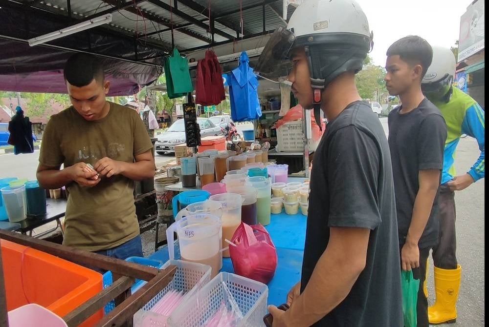 Kira-kira 13 jenis minuman bancuh dijual pada harga RM1 di gerai milik Shamsudin Ahmad terletak di Pantai Johor.