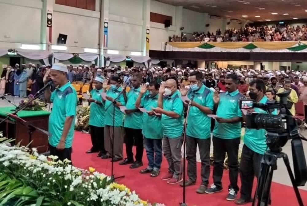 Peserta Perbadanan Pembangunan Ladang Rakyat Negeri Kelantan membaca ikrar sempena Himpunan Perdana Peserta Ladag Rakyat Negeri Kelantan dan Pembahagian Dividen Ladang Rakyat Peringkat Ke-56 pada Sabtu.