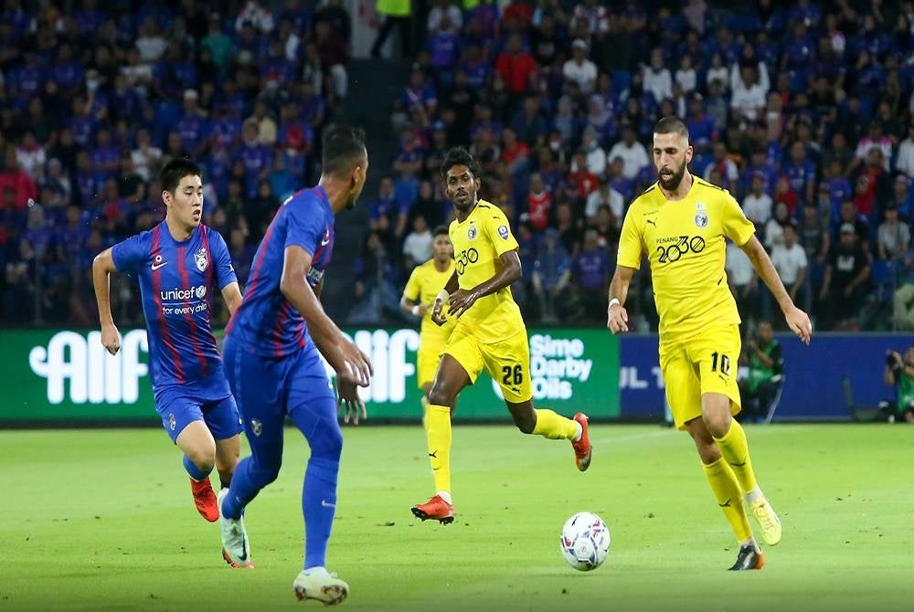 Pemain Penang FC cuba melepasi kawalan pertahanan JDT pada perlawanan berkenaan. - Foto FB Penang Football Club