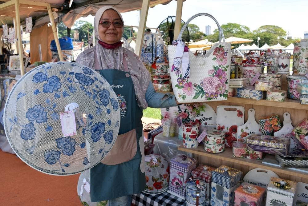 Saedah, 63, menunjukkan produk kraf seni decoupage yang dihasilkannya ketika ditemui Bernama pada Kembara RIUH Keluarga Malaysia Edisi Ketiga: RIUH NAU! di Dataran Pahlawan di sini pada Sabtu. - Foto Bernama
--fotoBERNAMA (2022) HAK CIPTA TERPELIHARA