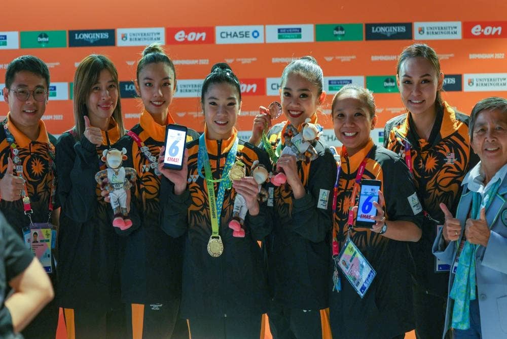 Skuad gimnastik negara gembira menunjukan pingat emas keenam buat negara dalam acara akhir gimnastik berirama sempena Sukan Komanwel 2022 Birmingham di Arena Birmingham pada Sabtu. - Foto Bernama