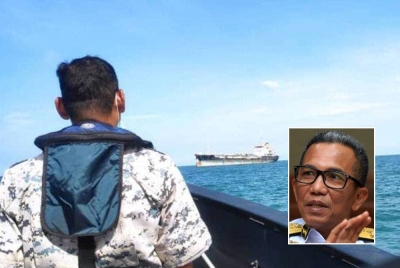 Operasi khas Maritim berjaya mengesan pergerakan masuk sebuah bot fiber dari negara jiran pada kedudukan 2.26 batu nautika barat laut muara Kuala Perlis sekitar jam 1.42 pagi. (Gambar kecil: Mohd Zubil)