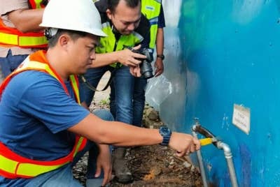 Sains dan SPAN menyerbu tiga premis selepas disyaki membuat penyambungan haram. - Foto Sains