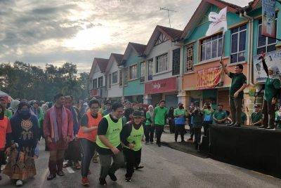 Loy Sian (berdiri atas pentas kiri) bersama Yang Dipertua MPSJ, Rahilah Rahmat (kanan) pada Program Pelepasan 5,000 Fun Walk Taman Alam sempena Karnival Kuala Selangor, pada Sabtu.