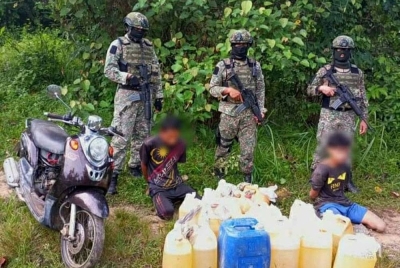 Dua lelaki warga asing berusia lingkungan 20-an direman empat hari bermula Sabtu selepas dipercayai terlibat dalam aktiviti penyelewengan barangan kawalan.