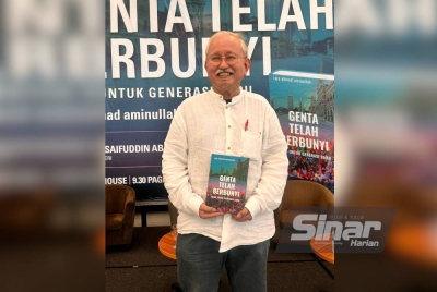 Raja Ahmad bersama karya baharunya bertajuk ‘Genta Telah Berbunyi: Masa Untuk Generasi Baru’.