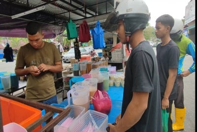 Kira-kira 13 jenis minuman bancuh dijual pada harga RM1 di gerai milik Shamsudin Ahmad terletak di Pantai Johor.