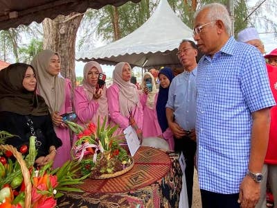 Menteri Pembangunan Luar Bandar, Datuk Seri Mahdzir Khalid (kanan) melawat gerai pameran semasa hadir ke Program Bekwoh Rakyat Keluarga Malaysia di Pantai Geting, Pengkalan Kubor, Tumpat pada Sabtu.