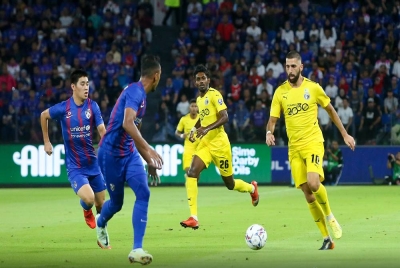 Pemain Penang FC cuba melepasi kawalan pertahanan JDT pada perlawanan berkenaan. - Foto FB Penang Football Club