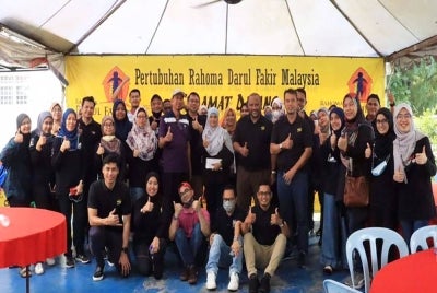 Ramli (enam dari kanan) bersama sukarelawan yang menyertai gotong-royong di Pertubuhan Rahoma Darul Fakir Malaysia, Subang Jaya pada Sabtu.