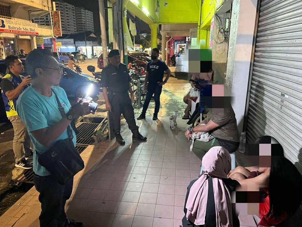 Sepasukan anggota polis sedang menyiasat individu yang ditahan dalam operasi bersepadu di Pandan Indah pada Sabtu.