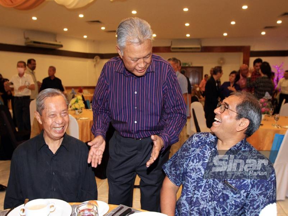 Rodzali (tengah) beramah mesra dengan alumni yang hadir pada majlis Alumni Pesawat F5 TUDM yang diadakan di Kelab Rekreasi Tentera Udara, Subang. - Foto Sinar Harian/ROSLI TALIB
