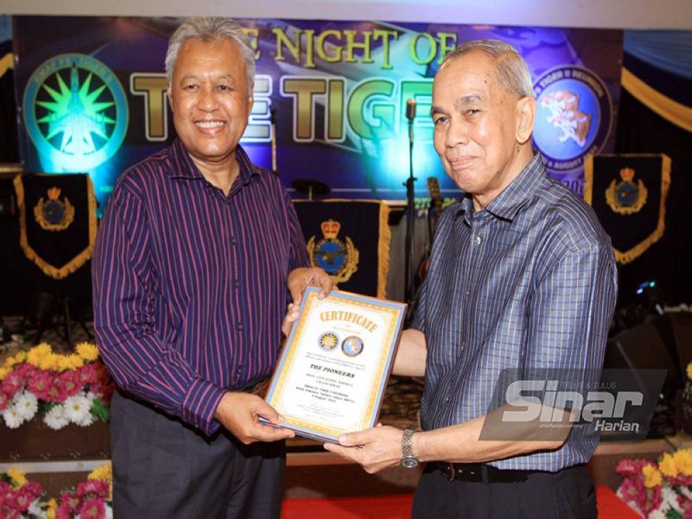 Rodzali (kiri) menyampaikan sijil pengiktirafan kepada Jeneral (B) Datuk Amirul Ghani pada majlis Alumni Pesawat F5 TUDM yang diadakan di Kelab Rekreasi Tentera Udara, Subang. - Foto Sinar Harian/ROSLI TALIB