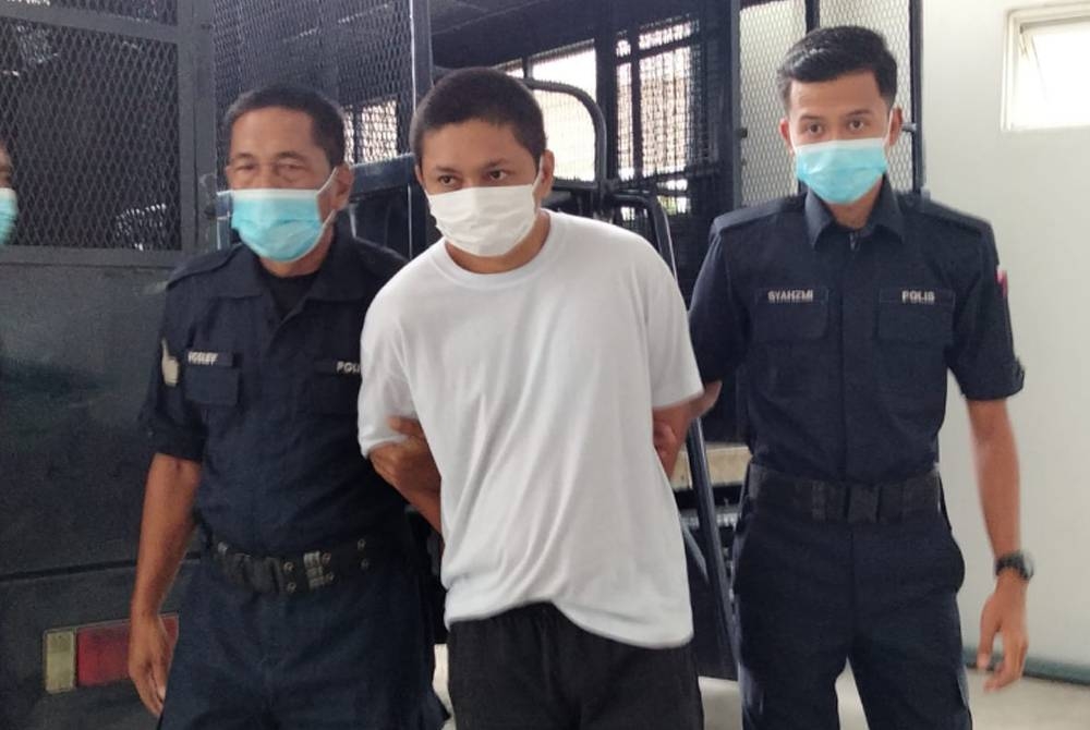 Tertuduh (tengah) ketika tiba di Kompleks Mahkamah Kota Bharu.