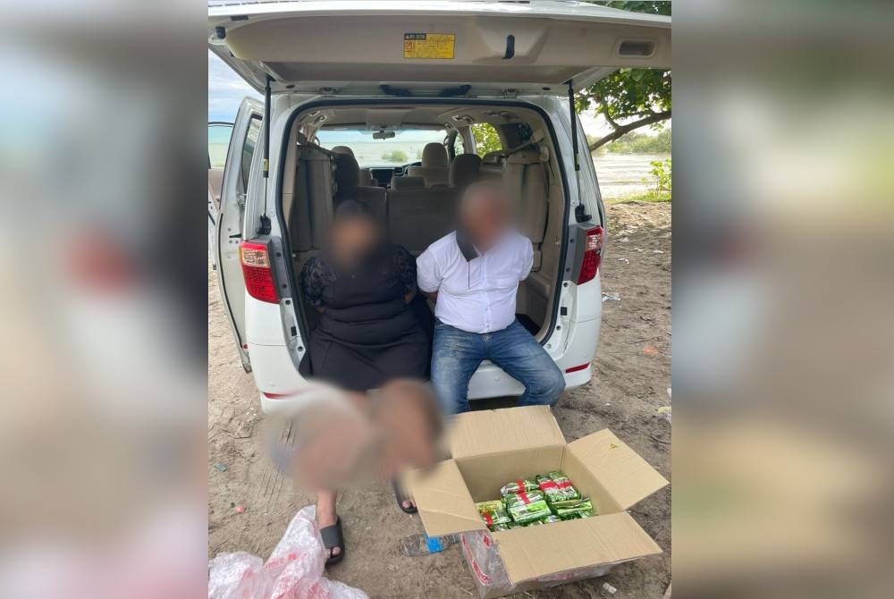 Pasangan suami isteri yang ditahan di Morib pada 29 Julai lalu dengan rampasan dadah jenis syabu. - Foto Maritim Selangor