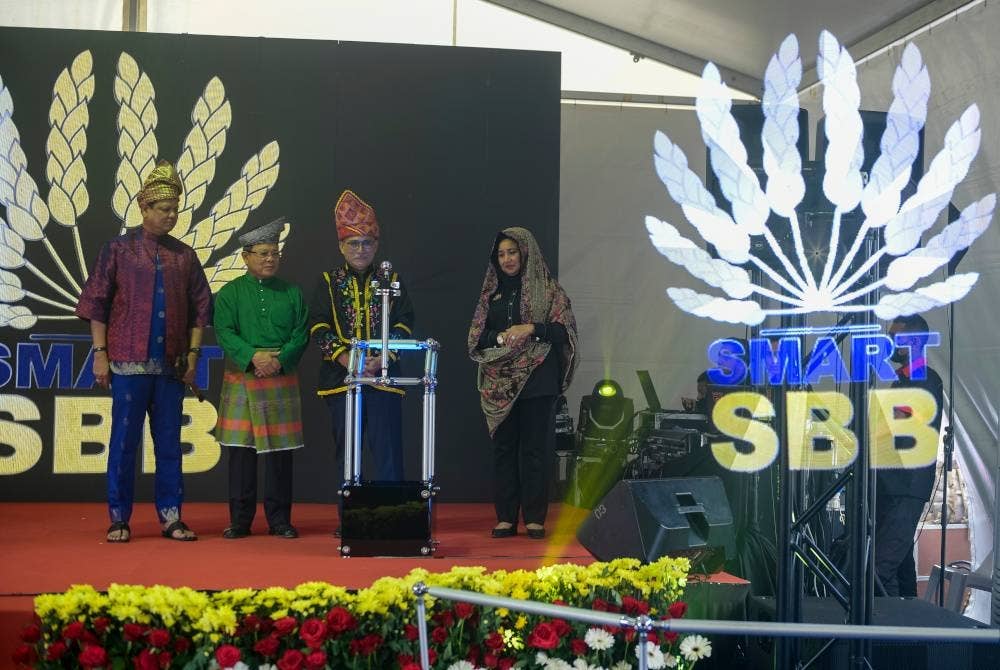 Ronald (tiga dari kiri) menyempurnakan Majlis Perasmian Logo Smart SBB, Aplikasi Rice Information Management System (RIMS), Ladang '57 Beras Wangi Horeca dan 3FR SOP Manual sempena sempena MAHA 2022 di MAEPS pada Ahad. - Foto Bernama