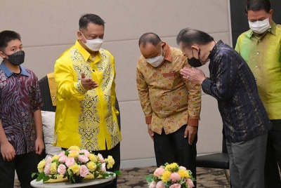 Raja Muda Perlis Tuanku Syed Faizuddin Putra Jamalullail berkenan menerima menghadap kunjungan hormat Gabenor Phuket Narong Woonciew (tiga,kanan) di sini malam tadi. - Foto Bernama