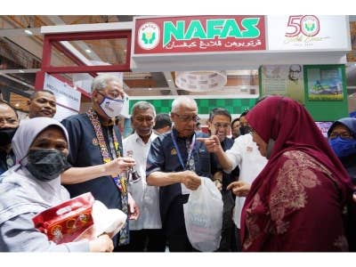 Perdana Menteri, Datuk Seri Ismail Sabri Yaakob (tengah) dan Pengerusi Ahli Jemaah Pengarah Nafas, Datuk Zamri Yaakob, menjual ayam pada harga RM5 sewaktu sesi happy hour di Pavillion Nafas di Dewan A, Taman Ekspo Pertanian Malaysia Serdang (MAEPS) pada Sabtu.