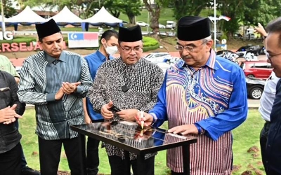 TYT Yang di-Pertua Negeri Melaka, Tun Seri Setia Dr Mohd Ali Mohd Rustam menandatangani plak gimik pelancaranFestival Durian dan Budaya Antarabangsa Malaysia.