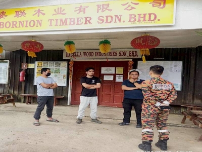 Pasukan bomba tiba di lokasi kejadian yang terletak sejauh 112 kilometer dari BBP Sook bagi mendapatkan maklumat mangsa dikhuatiri lemas di sungai berhampiran Borneon Timber Jalan Tulid, Sook, Keningau.