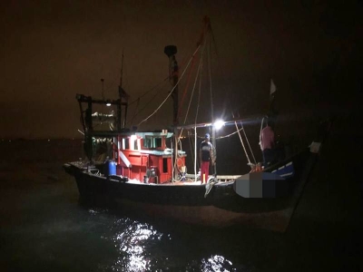 Sebuah bot nelayan tempatan kelas B1 ditahan Maritim berikutan menangkap ikan pada jarak 3.2 batu nautika perairan Jeram, pada malam Sabtu.