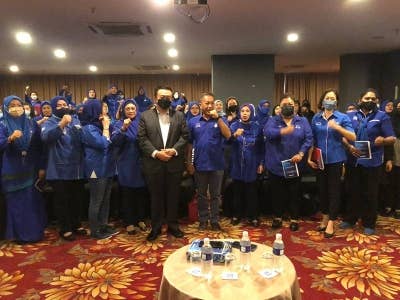 Raime (kanan depan) bersama barisan kepimpinan wanita BN Sabah pada majlis perasmian Pra Konvensyen Wanita BN Sabah di Kota Kinabalu.