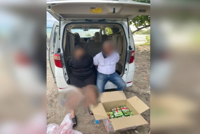 Pasangan suami isteri yang ditahan di Morib pada 29 Julai lalu dengan rampasan dadah jenis syabu. - Foto Maritim Selangor