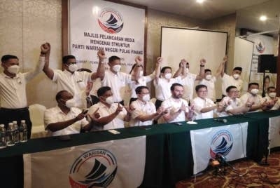 Naib Presiden Warisan, Datuk Junz Wong (enam, kiri) bergambar bersama kepimpinan Warisan Pulau Pinang selepas majlis pelancaran struktur Warisan peringkat Pulau Pinang, pada Ahad.
