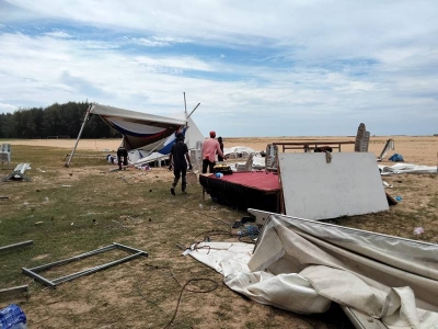 Keadaan khemah peniaga yang musnah dilanda ribut pasir dalam kejadian pada Sabtu.