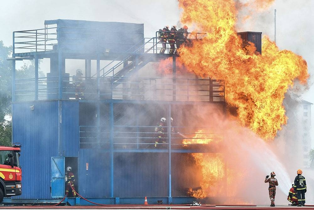 Demonstrasi kebakaran oleh anggota Jabatan Bomba dan Penyelamat Malaysia (JBPM) pada Majlis Perbarisan Pentauliahan Sijil Sains Kebombaan Siri 1, 2022 di Akademi Bomba dan Penyelamat Malaysia Wilayah Timur, Wakaf Tapai hari ini.