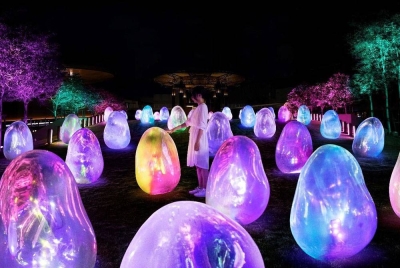 Pameran teamLab: Resonating Microcosms- Liquified Light Color, Sunrise and Sunset menampilkan objek ovoid diadakan di Mitsui Shopping Park LaLaport, BBCC, Kuala Lumpur.