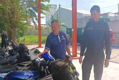 Ab Aziz (kiri) bersama Ketua Bahagian Penguat kuasa JPJ Perak, Mir Khairol Hafizan Mir Idris melihat motosikal yang disita hasil Op Lejang yang dijalankan di negeri ini.