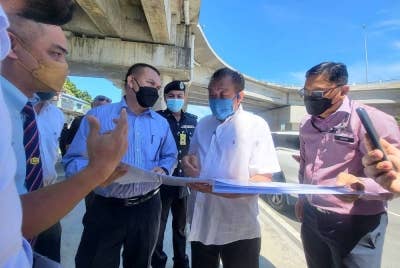 Bung Moktar ketika meninjau tapak kemalangan di jejambat Luyang berhampiran Plaza Lintas, Luyang, Kota Kinabalu.