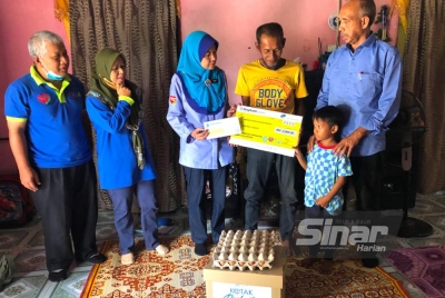Nora (tiga dari kiri) menyampaikan cek FPJ bernilai RM2,000 kepada Abd Hamid (dua dari kanan).
