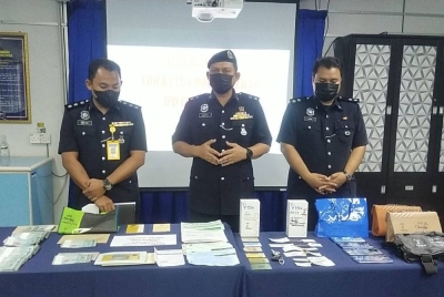 Zulkifli (tengah) menunjukkan rampasan barang kes hasil tangkapan lima individu yang melarikan peti besi dari rumah seorang warga emas, baru-baru ini.