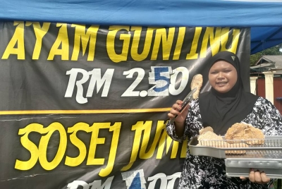 Fatin Nur Shadah menjual ayam gunting dengan harga RM2.50 bagi meringankan beban keluarganya.
