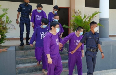 Enam lelaki warga China didakwa di Mahkamah Majistret Seri Manjung atas pertuduhan memasuki negara ini tanpa dokumen. 