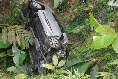 Lima lelaki nyaris maut selepas kereta dinaiki mereka terjunam ke dalam gaung berhampiran Titi Kerawang pada petang Isnin.