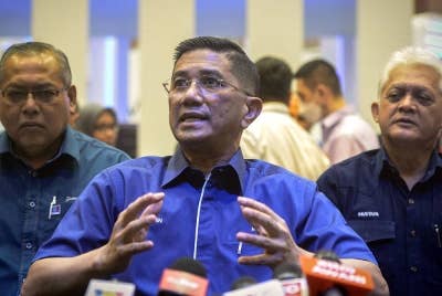 Mohamed Azmin pada sidang media di Taman Ekspo Pertanian Malaysia (MAEPS) pada Isnin. - Foto Bernama