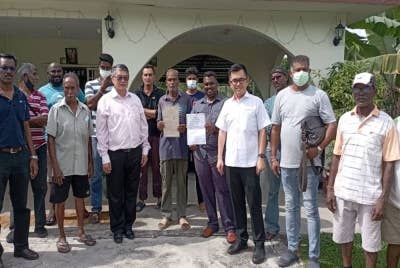 Wei Kiat (tiga dari kanan) dan William (tiga dari kiri) bertemu penduduk Taman Damai Batu Arang yang menerima notis daripada RAC pada 27 Julai lalu.