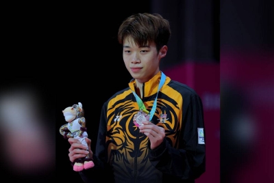 Tze Yong bersama pingat perak setelah tewas kepada Lakshya Sen di perlawanan badminton akhir Birmingham 2022 di NEC pada Isnin. - Foto Bernama