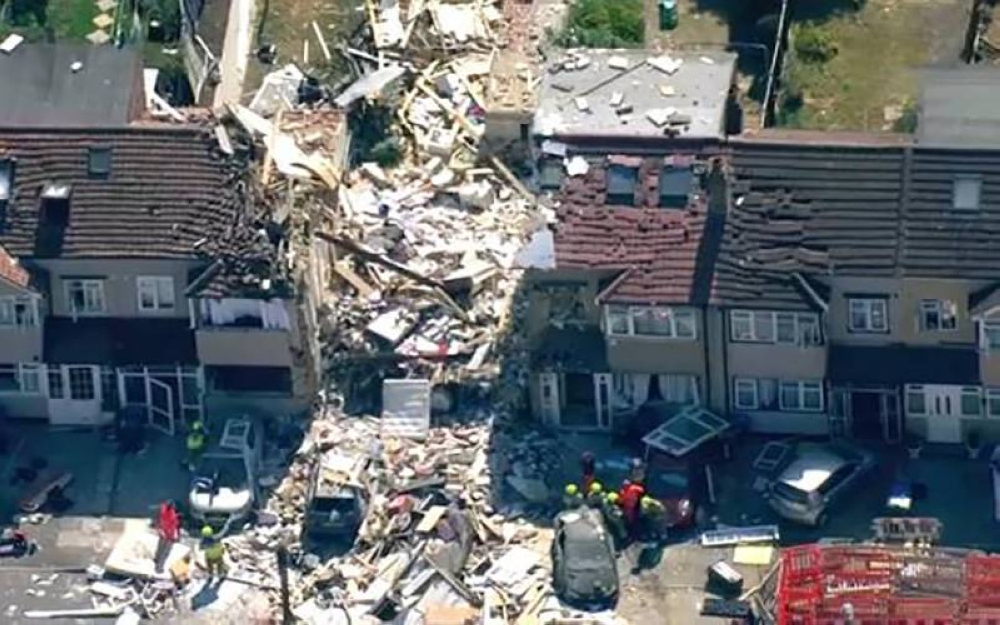 Keadaan rumah di Thornton Heath yang musnah akibat letupan pada Isnin. - Foto AP