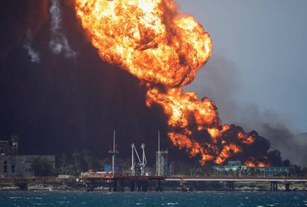Kebakaran di kemudahan penyimpan minyak akibat disambar kilat di Matanzas, Cuba. - Foto REUTERS