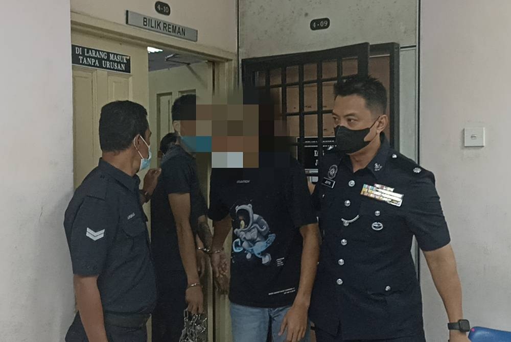 Suspek dibawa keluar selepas perintah remannya diperoleh di Mahkamah Majistret Johor Bahru pada Selasa.